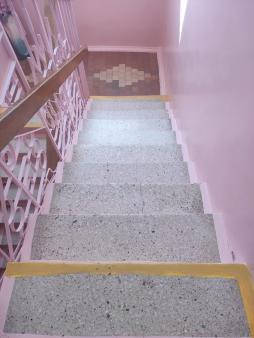 На ступеньки лестниц нанесена разметка для слабовидящих.